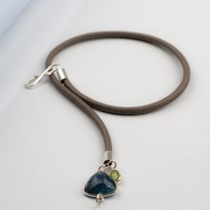 Kyanite Taşlı Gri Dikişli Deri Bileklik